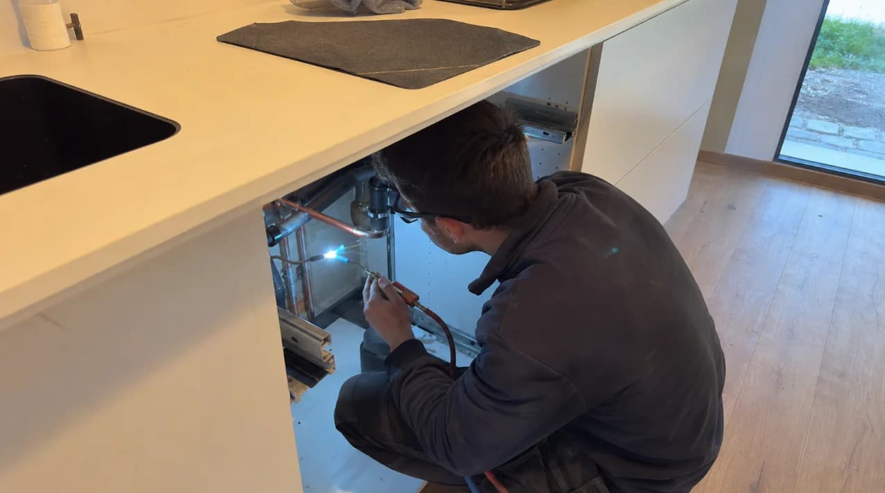 image d'un plombier en chantier sur la planche dans le 44